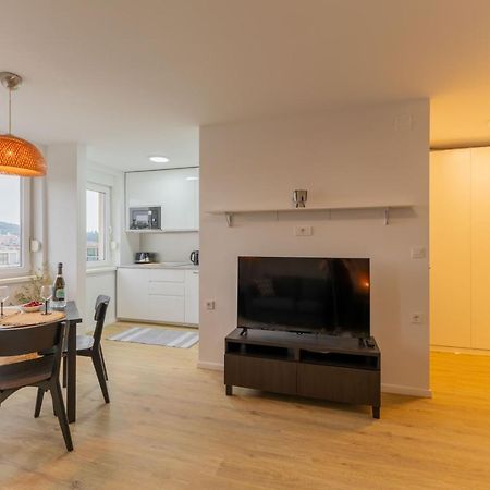 Elegant Tour As Studio Gilly With Open Views And A Balcony In The Center Ljubljana Exteriör bild
