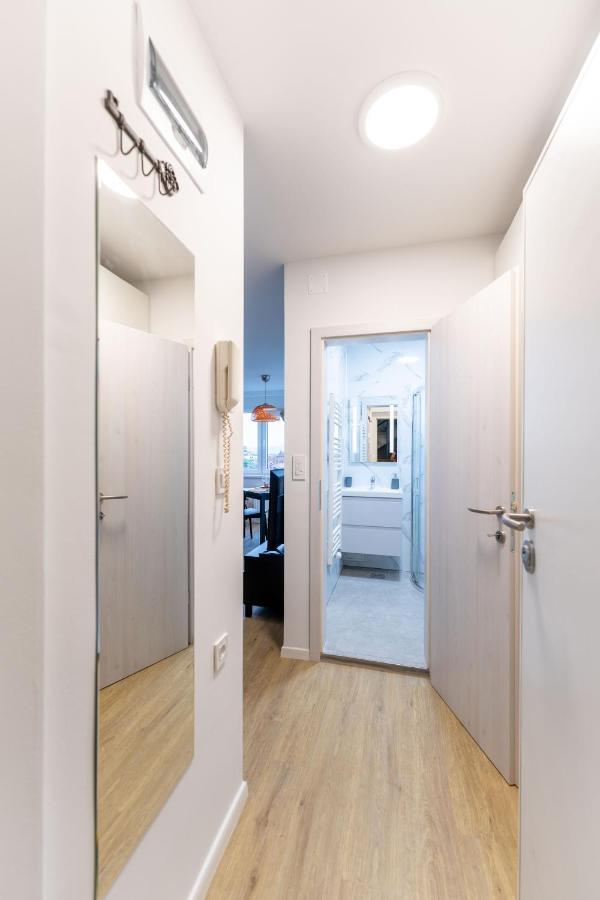 Elegant Tour As Studio Gilly With Open Views And A Balcony In The Center Ljubljana Exteriör bild