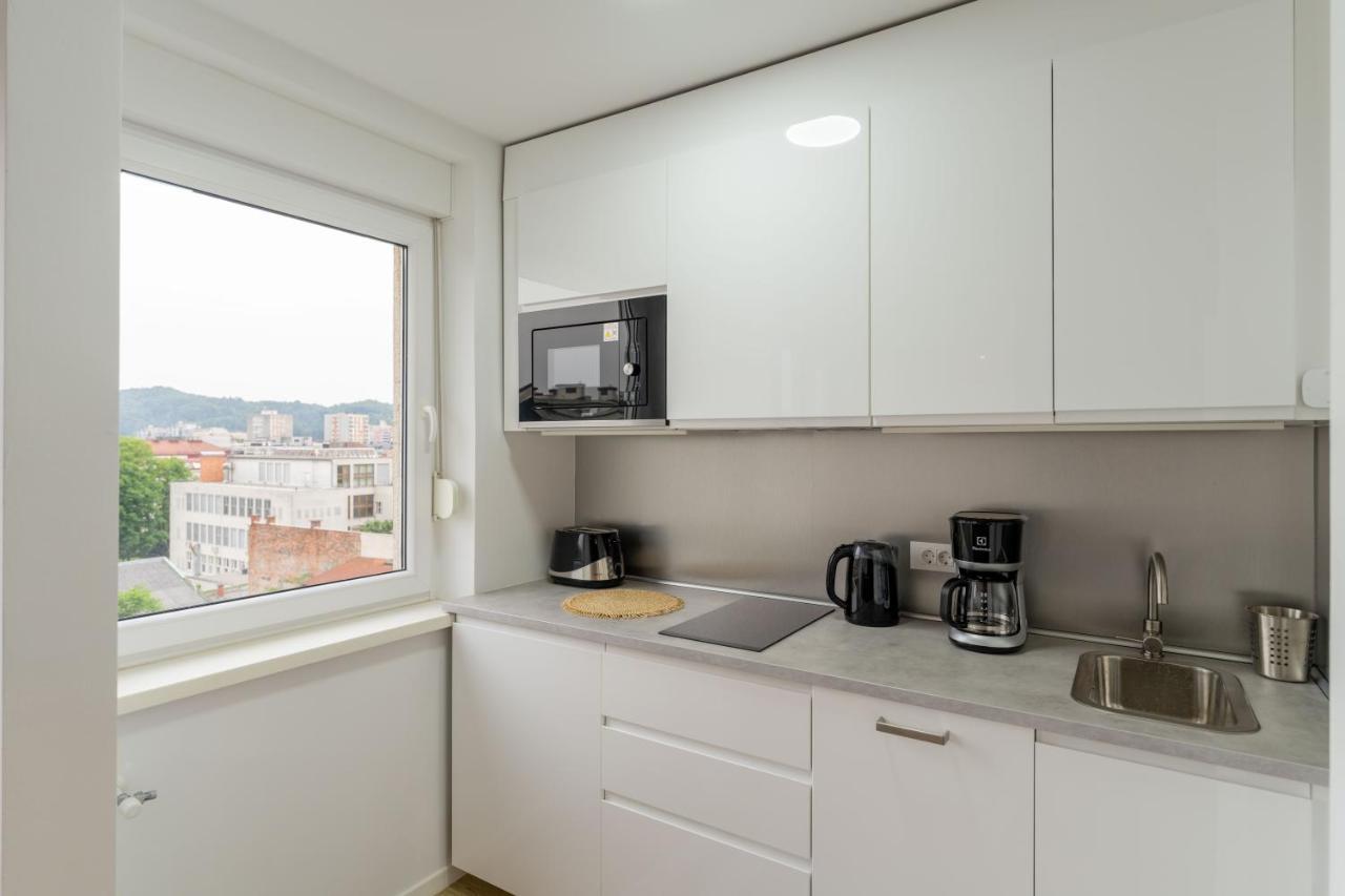 Elegant Tour As Studio Gilly With Open Views And A Balcony In The Center Ljubljana Exteriör bild