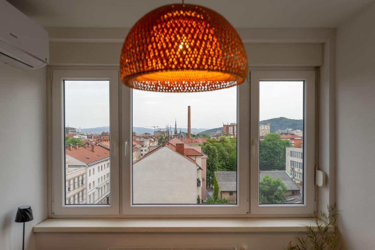 Elegant Tour As Studio Gilly With Open Views And A Balcony In The Center Ljubljana Exteriör bild