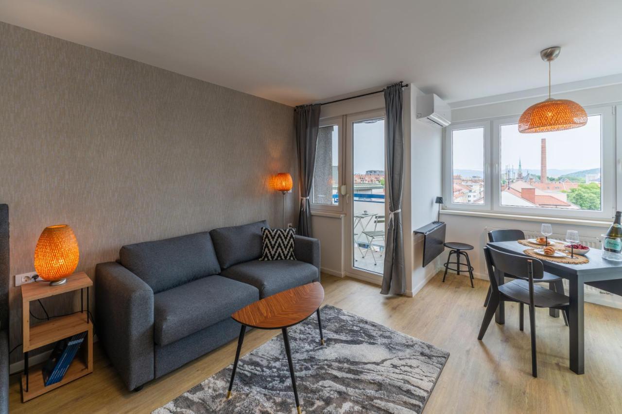 Elegant Tour As Studio Gilly With Open Views And A Balcony In The Center Ljubljana Exteriör bild