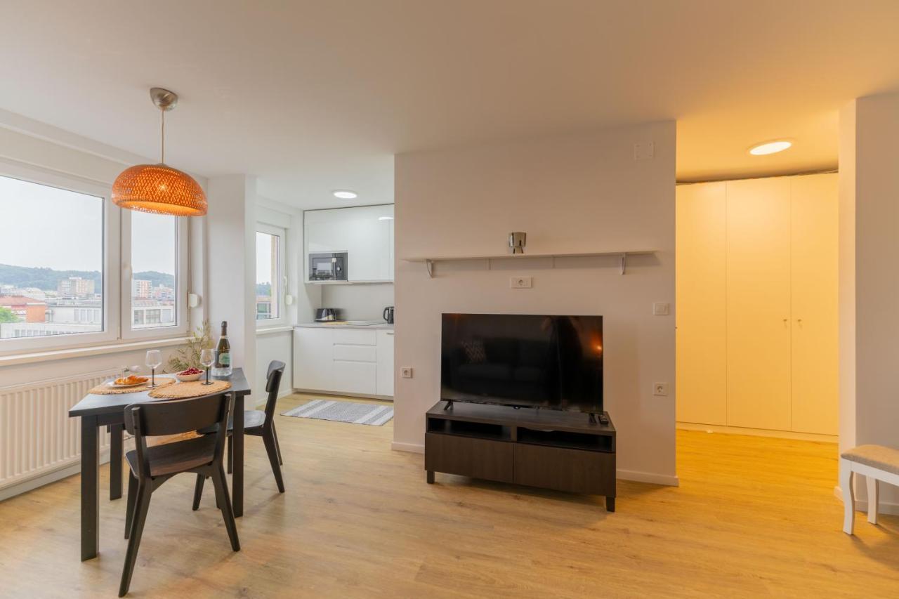 Elegant Tour As Studio Gilly With Open Views And A Balcony In The Center Ljubljana Exteriör bild
