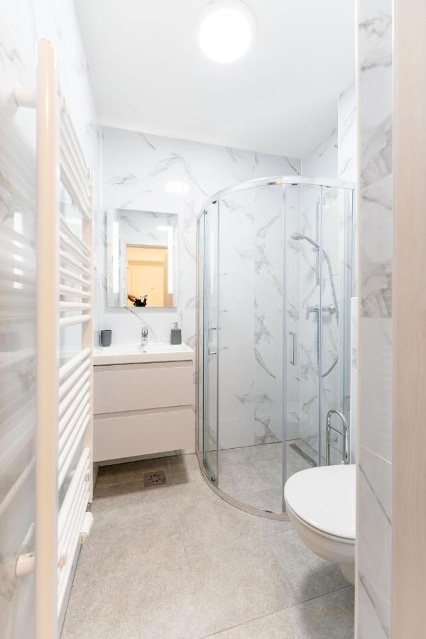 Elegant Tour As Studio Gilly With Open Views And A Balcony In The Center Ljubljana Exteriör bild