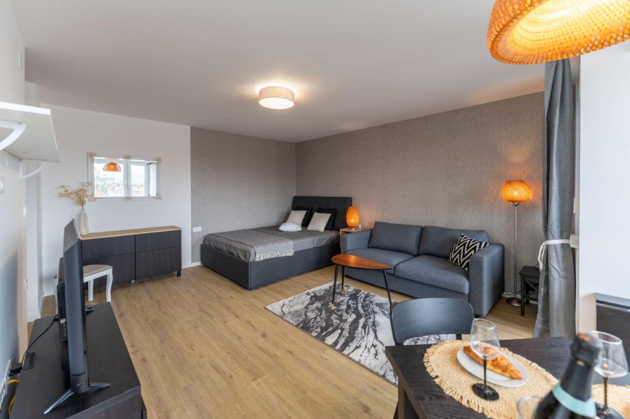 Elegant Tour As Studio Gilly With Open Views And A Balcony In The Center Ljubljana Exteriör bild