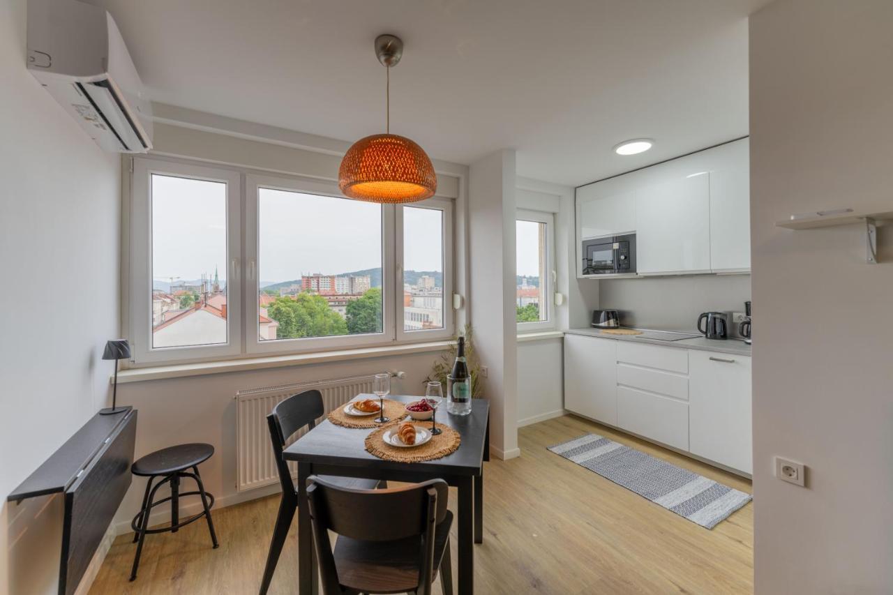 Elegant Tour As Studio Gilly With Open Views And A Balcony In The Center Ljubljana Exteriör bild