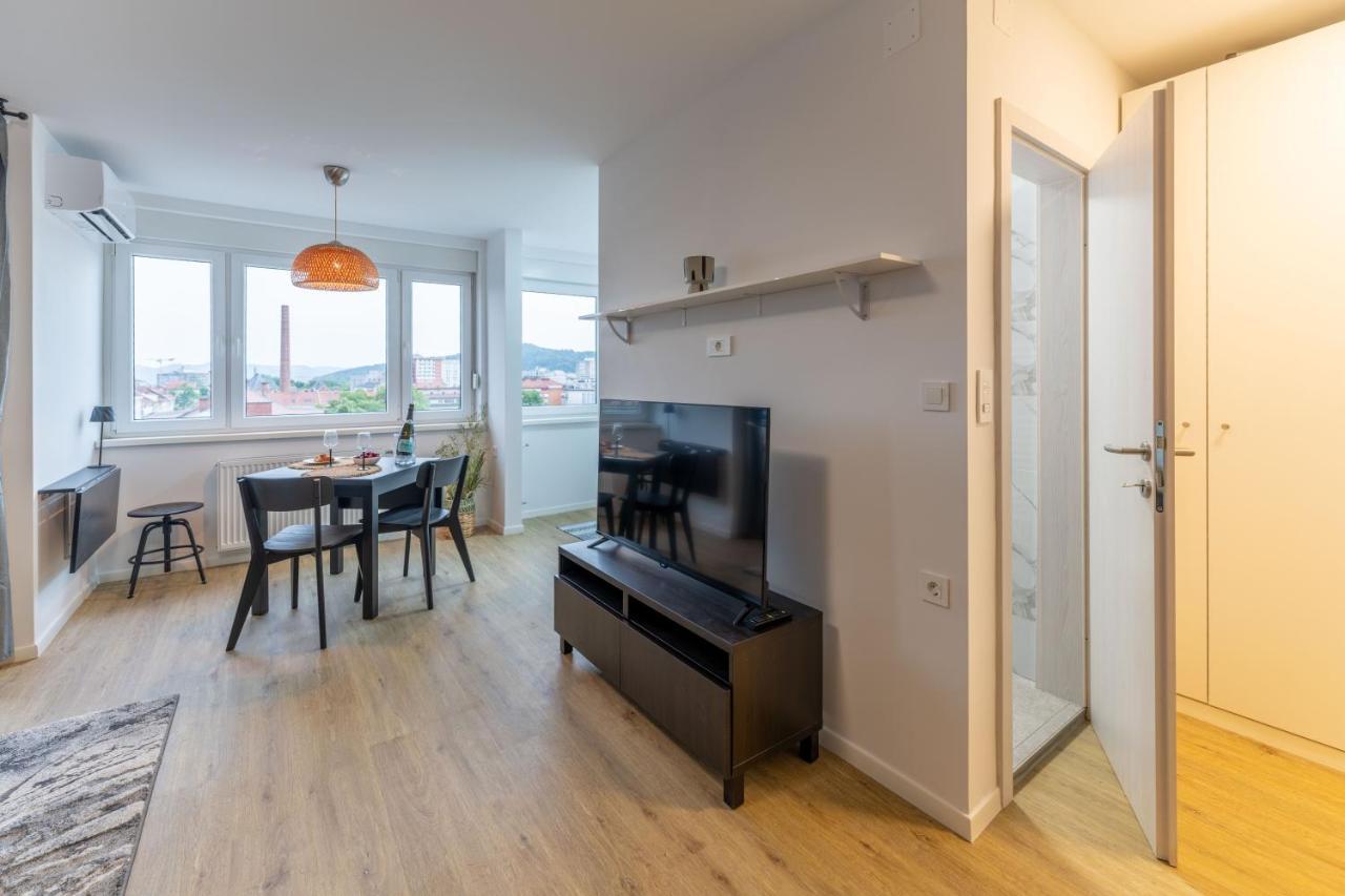 Elegant Tour As Studio Gilly With Open Views And A Balcony In The Center Ljubljana Exteriör bild