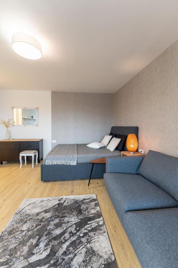 Elegant Tour As Studio Gilly With Open Views And A Balcony In The Center Ljubljana Exteriör bild